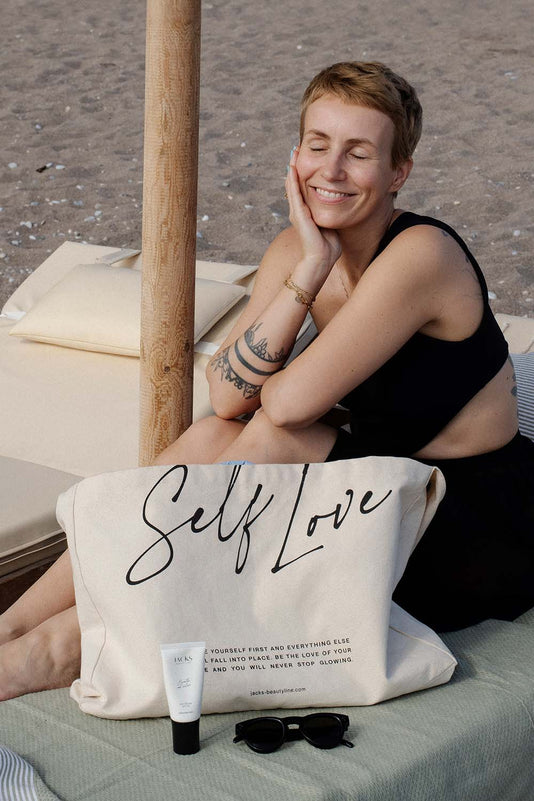 Miriam Jacks am Strand mit der JACKS beauty line Tagescreme mit LSF 30