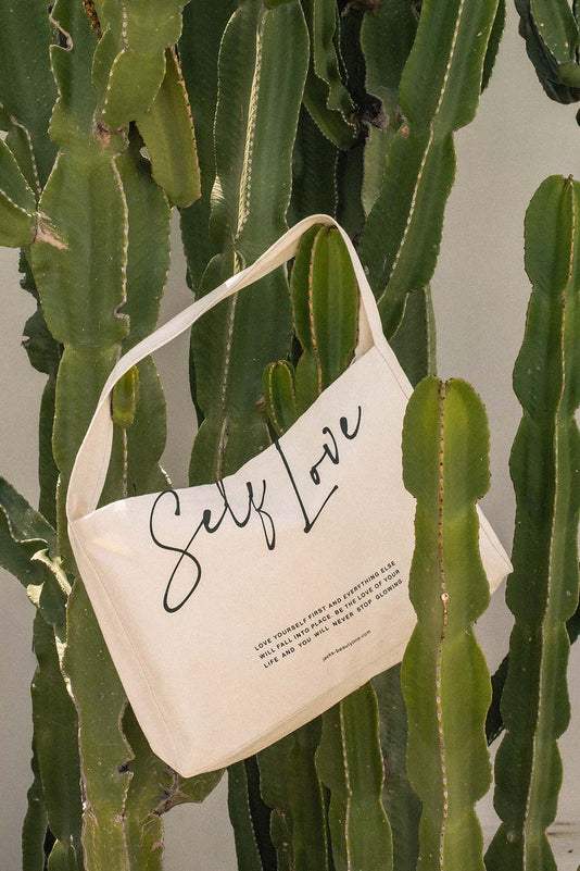 JACKS beauty line Self Love Shopper in Kakteen aufgehängt