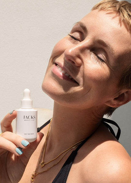 Miriam Jacks trägt die JACKS beauty line Self Tan Drops auf der Haut