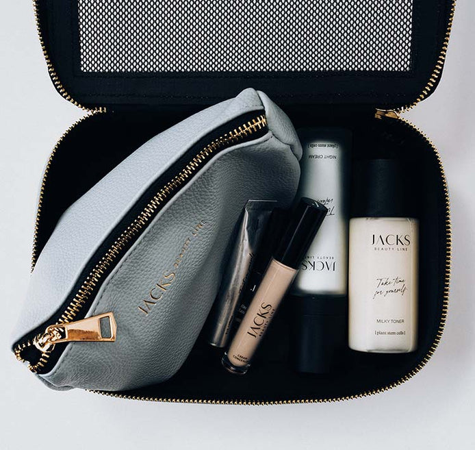 Beauty Organizer und Beauty Bag Small in Light Blue mit Skincare und Make-up Produkten