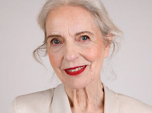 Alte Frau mit einem full face Make-up mit rotem Lippenstift