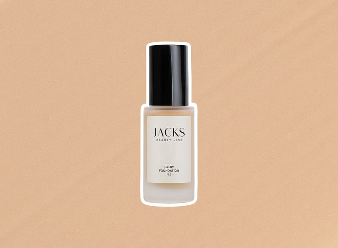 JACKS beauty line Glow Foundation N. 3 mit Farbswatch im Hintergrund