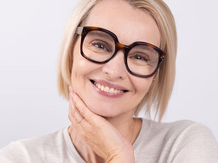 Susann Atwell trägt die JACKS beauty line Glow Foundation im Gesicht