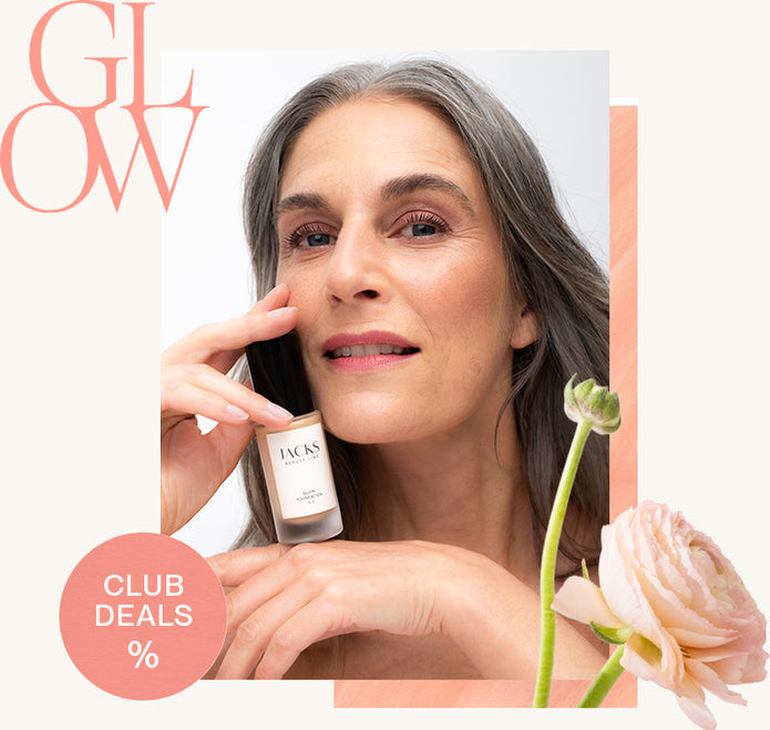 Frau ü50 hält die JACKS beauty line Foundation neben ihr Gesicht