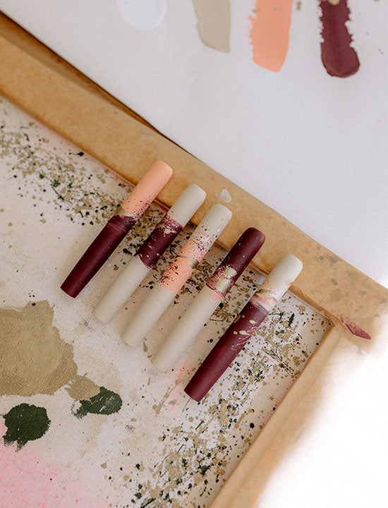 5 handbemalte Make-up Pinsel Rohline in verschiedenen Designs liegen nebeneinander