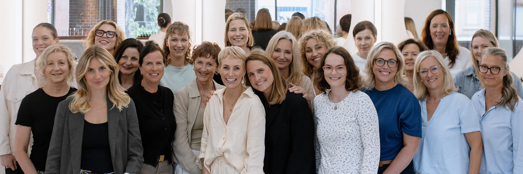 Miriam Jacks steht in der Mitte zwischen vielen Frauen im JACKS beauty line Store