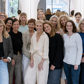 Miriam Jacks steht in der Mitte zwischen vielen Frauen im JACKS beauty line Store