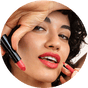 Frau trägt den JACKS beauty line Lipliner und Lipstick Frau trägt den JACKS beauty line Lipliner und Lipstick