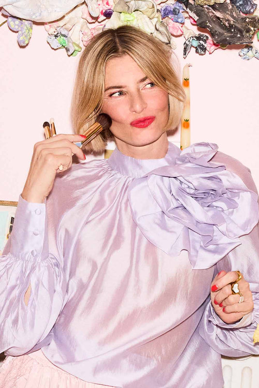 #farbwunsch_coral, Denise Boomkens hält den JACKS beauty line #12 Foundationpinsel an die Wange