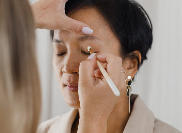 Frau wird geschminkt mit JACKS beauty line Pinsel und Lidschatten