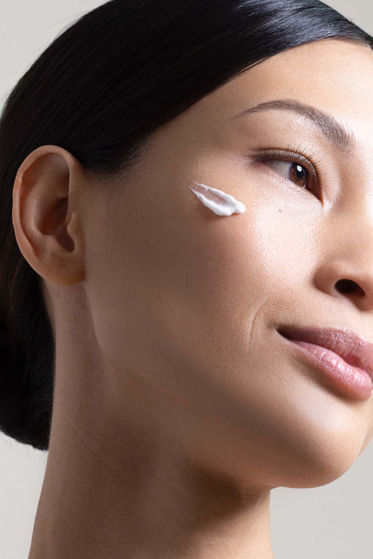 Frau hat einen Swatch der JACKS beauty line Nachtcreme auf der Wange