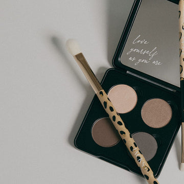 2 JACKS beauty line Lidschattenpinsel liegen auf einer 4er Lidschattenpalette