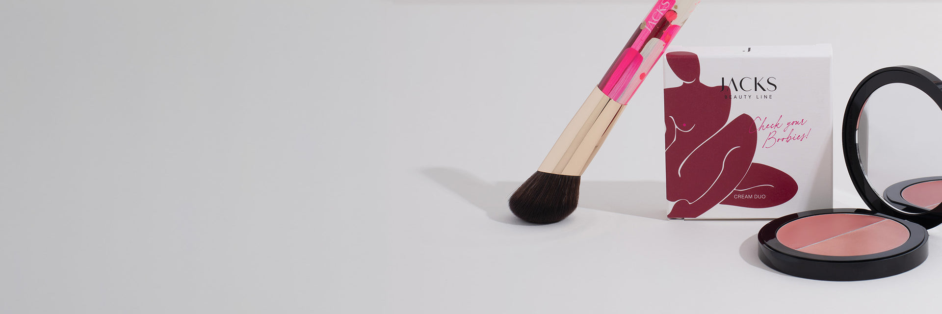 JACKS beauty line offenes Cream Blush Duo und einem handbemalten Pinsel darauf liegend