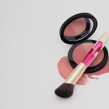 JACKS beauty line offenes Cream Blush Duo und einem handbemalten Pinsel darauf liegend
