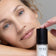 JACKS beauty line Balancing Serum steht auf einem Tisch vor einer Frau