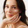 braunhaarige Frau hatt einen Klecks JACKS beauty line Night Cream auf der Wange