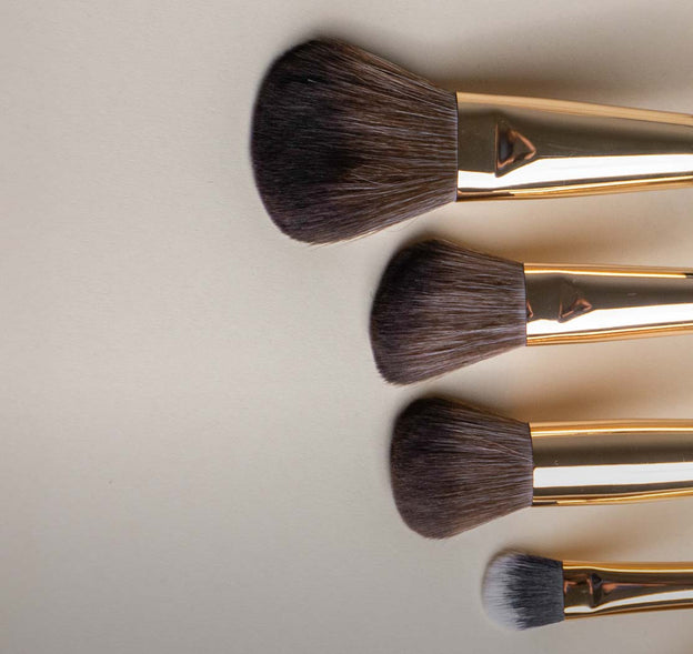 Verschiedene Make-up Pinselköpfe mit goldener Zwinge