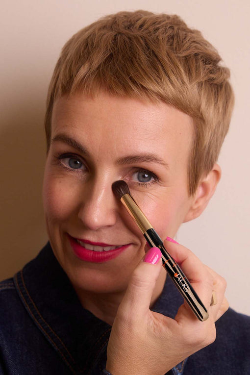 Miriam Jacks verblendet Concealer unter dem Auge mit dem JACKS beauty line #24 Pinsel