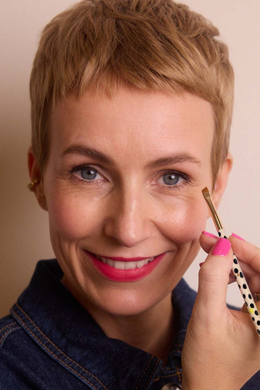 Miriam Jacks malt ihre Augenbrauen nach mit dem JACKS beauty line #4 Augenbrauenpinsel