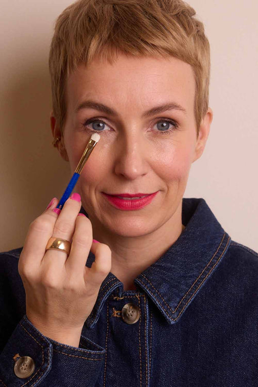 Miriam Jacks verblendet Lidschatten am Wimpernkranz mit dem JACKS beauty line #5 Detailpinsel