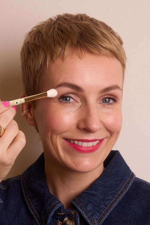 Miriam Jacks verblendet Lidschatten am Auge mit dem JACKS beauty line #7 Schattierpinsel