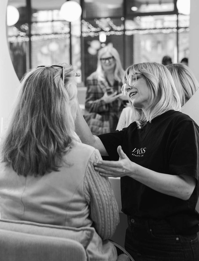 JACKS beauty line Make-up-Beraterin schminkt eine Frau im Berliner Laden