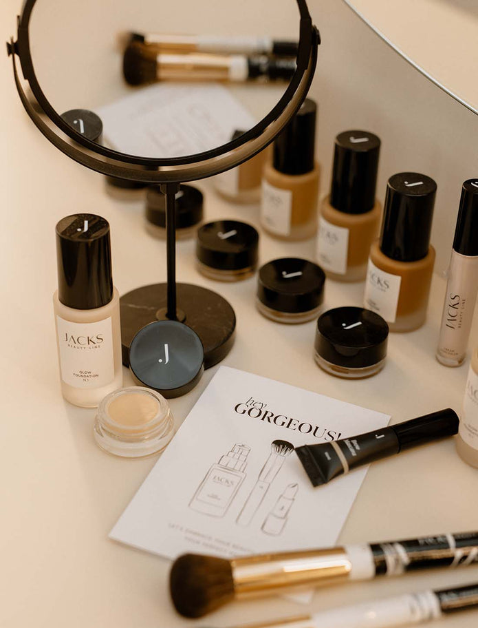 JACKS beauty line Make-up-Produkte und Pinsel auf einem Tisch liegend