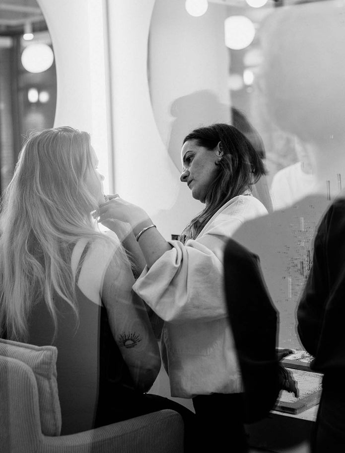 JACKS beauty line Make-up Expertin schminkt eine Frau im Berliner Laden