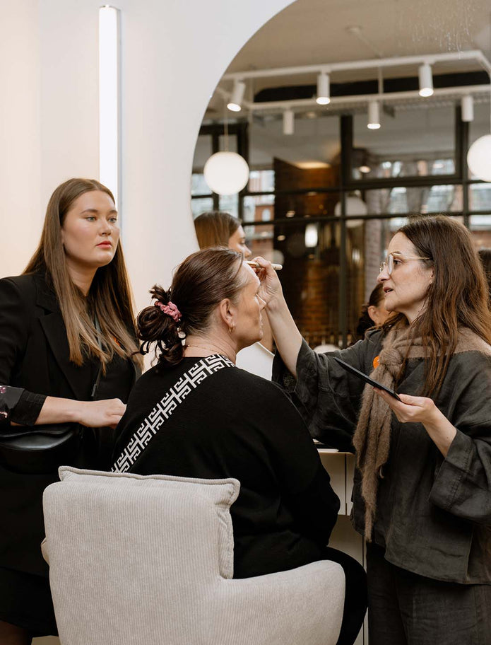 JACKS beauty line Make-up-Beraterin schminkt eine Frau im Berliner Store