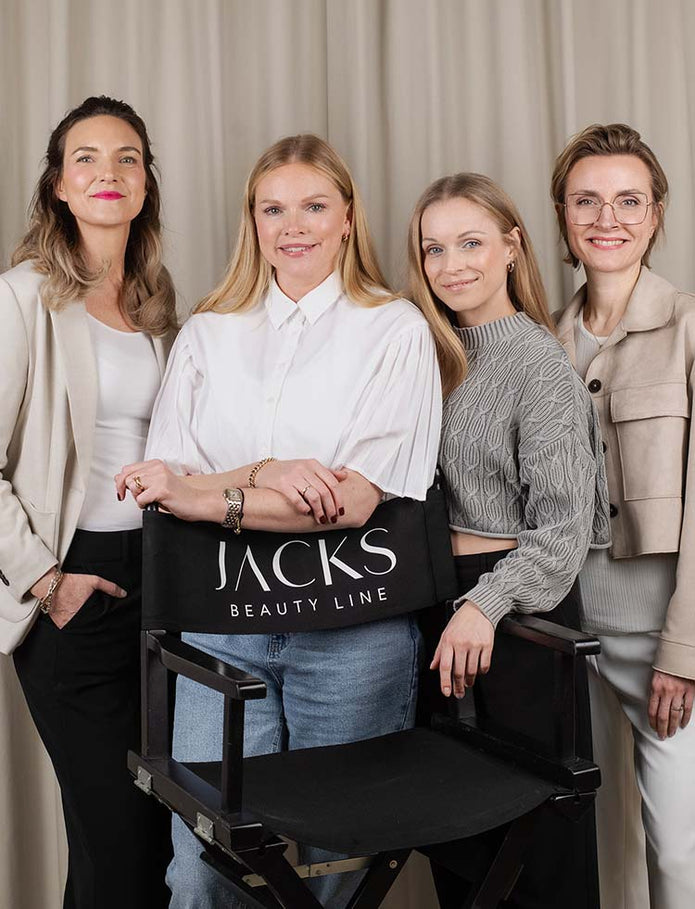 4 JACKS beauty line Make-up Beraterinnen vor einem Regiestuhl