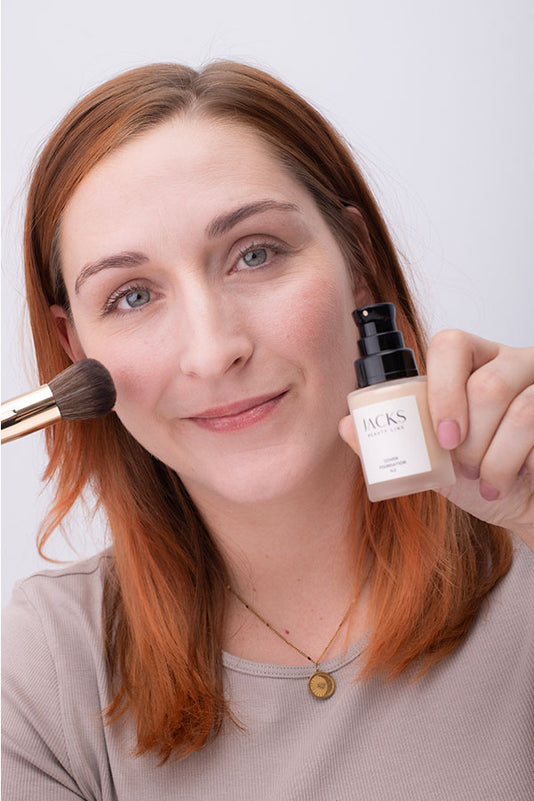 #farbwunsch_n-2, Frau mit JACKS beauty line Cover Foundation N.2 Flakon in der Hand