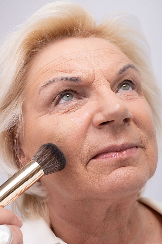 #farbwunsch_n-4, Frau mit JACKS beauty line Cover Foundation N.4 und #12 Foundationpinsel in der Hand