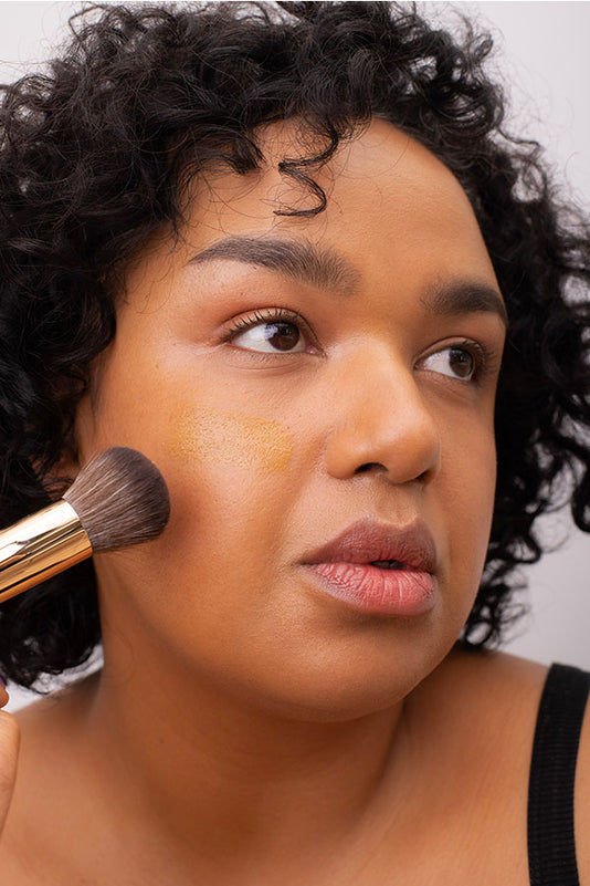 #farbwunsch_n-6, Frau mit JACKS beauty line Cover Foundation N.6 und #12 Foundationpinsel in der Hand