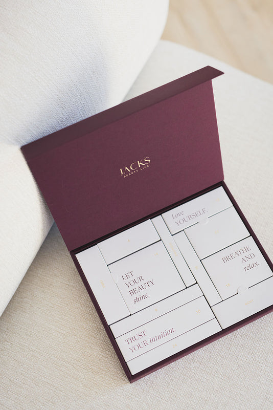 dunkelroter JACKS beauty line Adventskalender 2025 aufgeklappt mit 12 Türchen