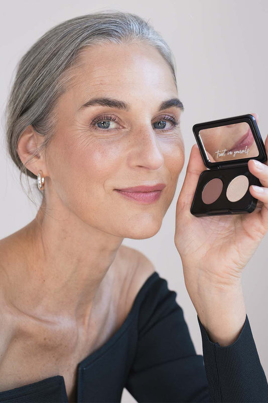 Frau hält ein JACKS beauty line Lidschatten Duo aus dem Adventskalender 2025