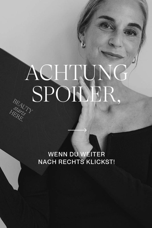 Frau hält dunkelroten JACKS beauty line Adventskalender 2025 zwischen den Händen