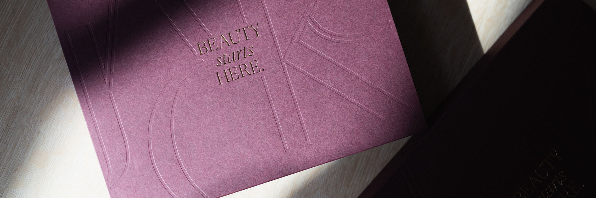 der neue JACKS beauty line Adventskalender 2025 in dunkelrot mit goldener Schrift