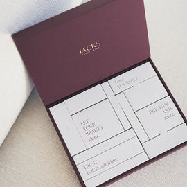 aufgeklappter JACKS beauty line Adventskalender 2025 mit 12 Türchen