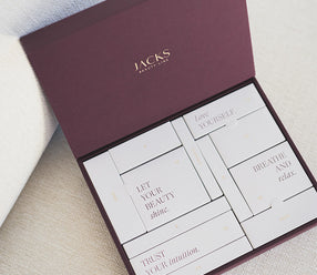 aufgeklappter JACKS beauty line Adventskalender 2025 mit 12 Türchen