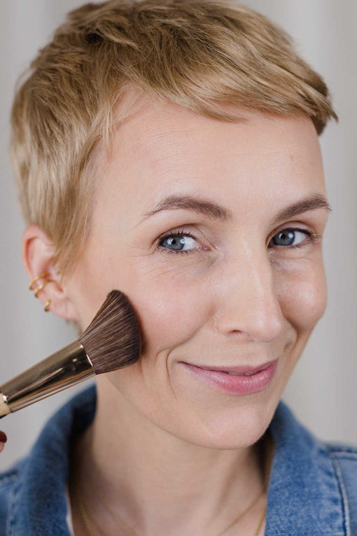 Miriam Jacks beim Schminken