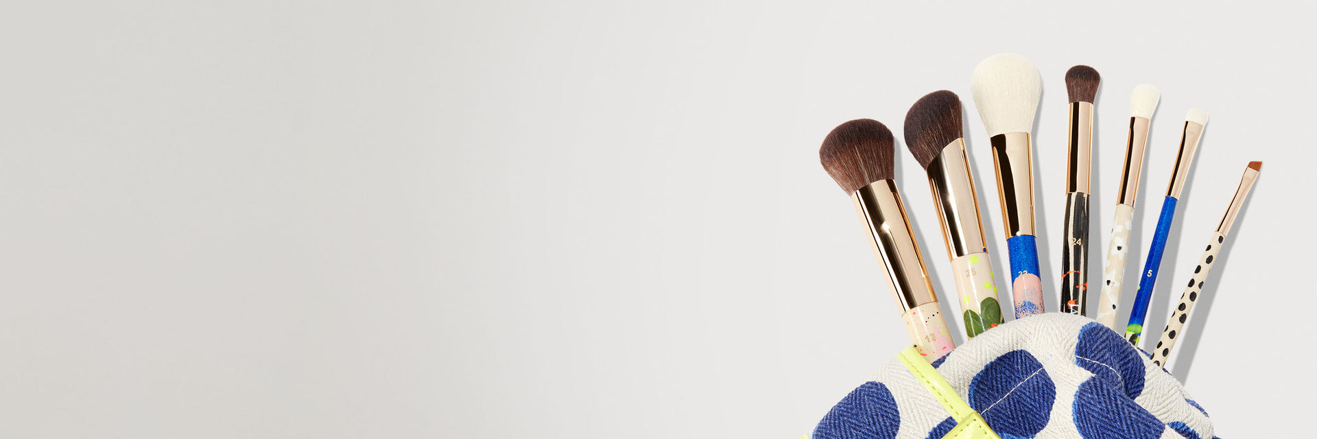 7 JACKS beauty line Make-up Pinsel by Denise Boomkens schauen aus einer Make-up Bag