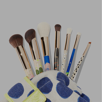 7 JACKS beauty line Make-up Pinsel by Denise Boomkens schauen aus einer Make-up Bag