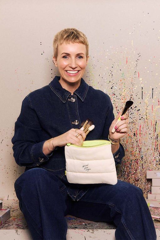 Miriam Jacks hält ihre limitierten Make-up Pinsel in der Hand und lächelt