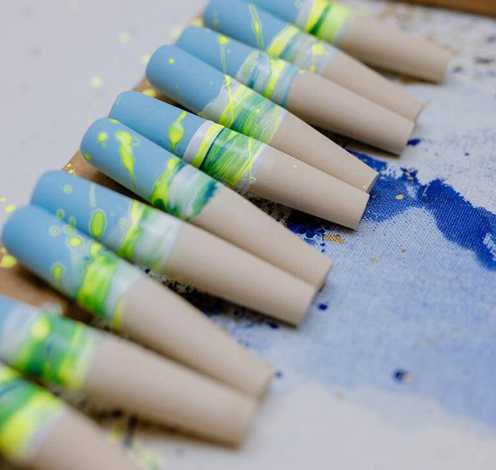 Close-up von Make-up Pinsel Rohlingen in hellblau, weiß und neon bemalt