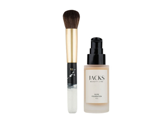 JACKS beauty line Glow Foundation im Set mit dem #12 Foundationpinsel in Monochromen Farben