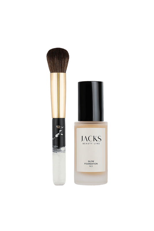 JACKS beauty line handbemalter Foundationpinsel in schwarz weiß steht neben der Glow Foundation N3