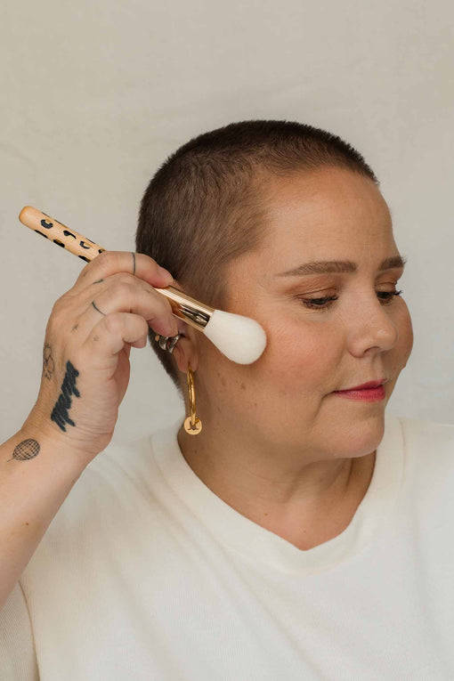 #farbwunsch_medium, Beauty Expertin trägt Puder mit dem JACKS beauty line #23 Puderpinsel auf