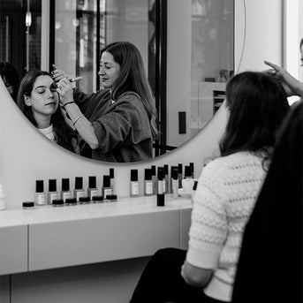 Kundin wird im Store in Berlin von Beauty Expert geschminkt Kundin wird im Store in Berlin von Beauty Expert geschminkt