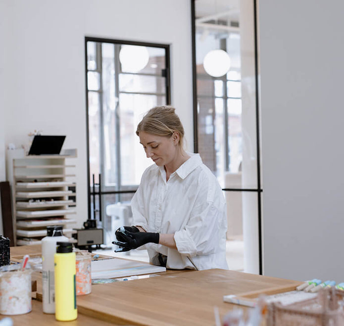 JACKS beauty line Mitarbeiterin im Pinselatelier in Berlin