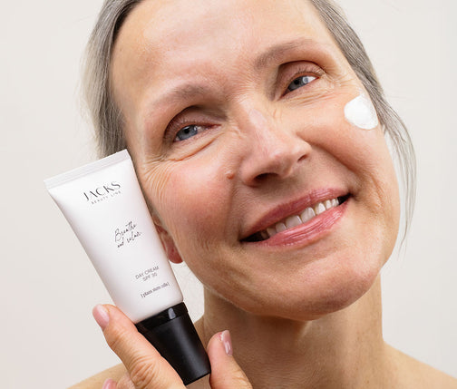 Frau Ü50 trägt die JACKS beauty line Tagescreme mit LSF 30 Frau Ü50 trägt die JACKS beauty line Tagescreme mit LSF 30